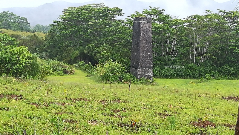 La cheminée de l’ancienne usine sucrière qui se trouve aujourd’hui sur le domaine de La Vieille Cheminée à Maurice