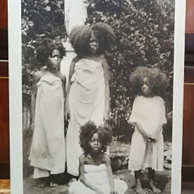 Madagascar nossi bé carte postale ancienne fillette en tenue de deuil